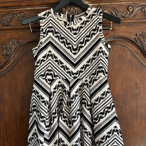 GB Girl- Dillards- black & ivory- size youth Large